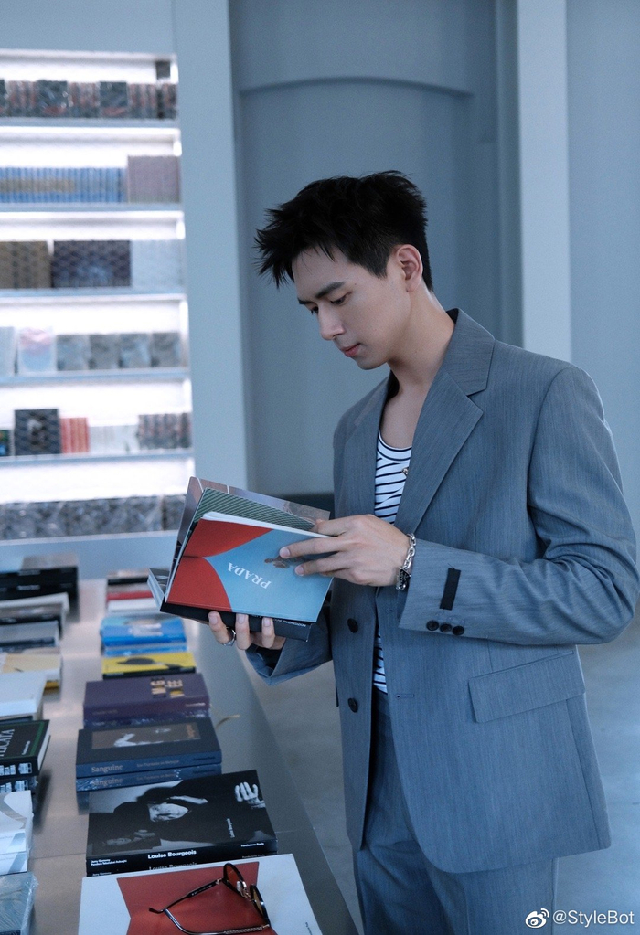 李现* 工作室发布看秀行程新图|李现_新浪新闻