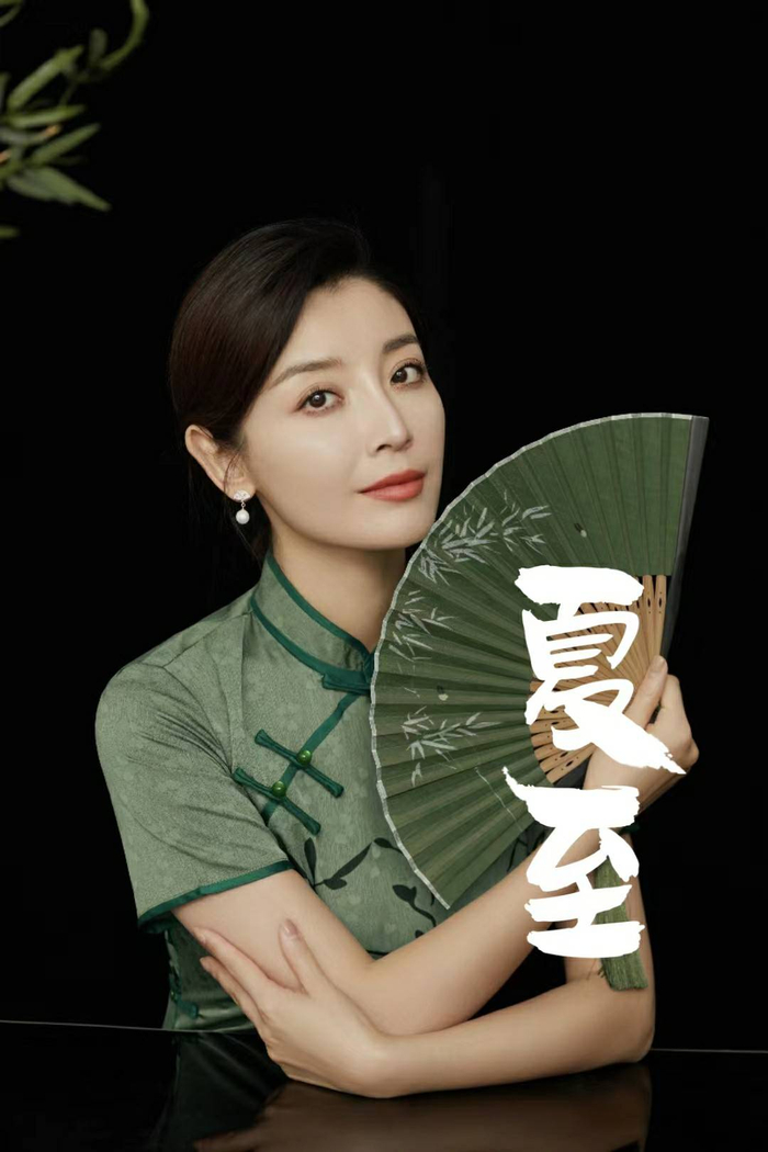 高晓菲夏至写真 绿色旗袍一展东方韵味|高晓菲|旗袍|写真_新浪新闻