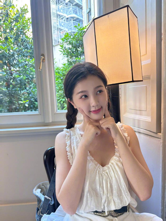 跟着@虞书欣esther 开始美好的一天吧|虞书欣_新浪新闻