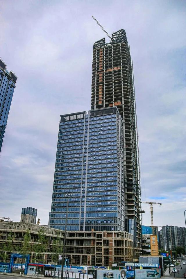 相比声势浩大的中海天府中心主塔,地处北二环外侧的永立·国际大厦,便