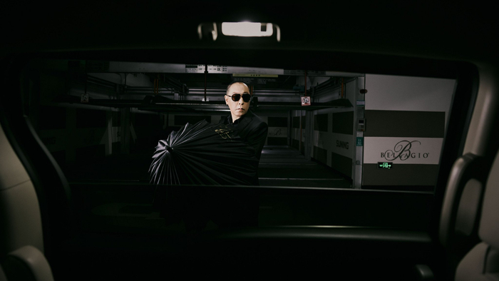 生活中的倪大红，虽然喜欢静，但对潮流文化一点不排斥，还和年轻人一样喜欢打王者、收集球鞋。  受访者供图