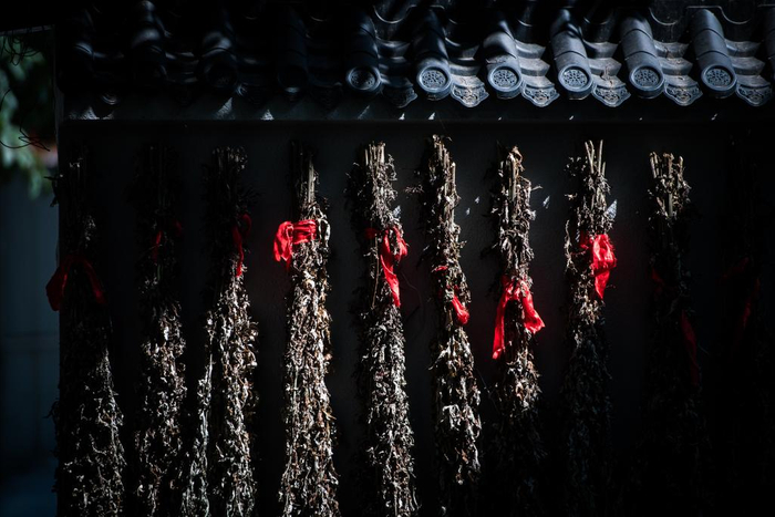 　　屈原故里湖北秭归县一处居民楼悬挂艾叶。新华社记者肖艺九 摄