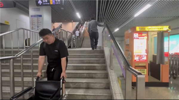 虹桥路站换乘通道 