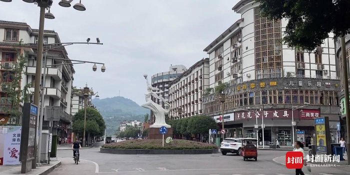 视频发布者称，山寨矿泉水是在沙湾区美女塑像附近一百米左右的一个小卖部购买的。图据乐山电视台《新闻天天报》