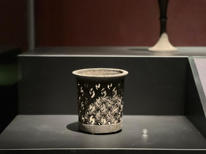 　　湖北省博物馆展出湖北枣阳九连墩2号墓出土的铜熏杯。新华社记者喻珮 摄