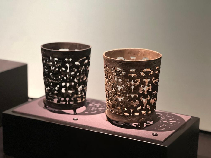 　　湖北省博物馆展出凤纹铜熏杯（左）和错银铜熏杯。新华社记者喻珮 摄