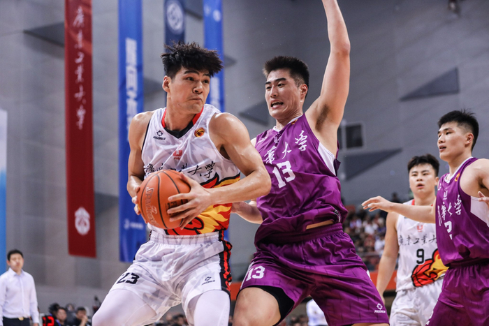 在大学生篮球联赛赛场，陈国豪被誉为“广工魔兽”。 主办方供图