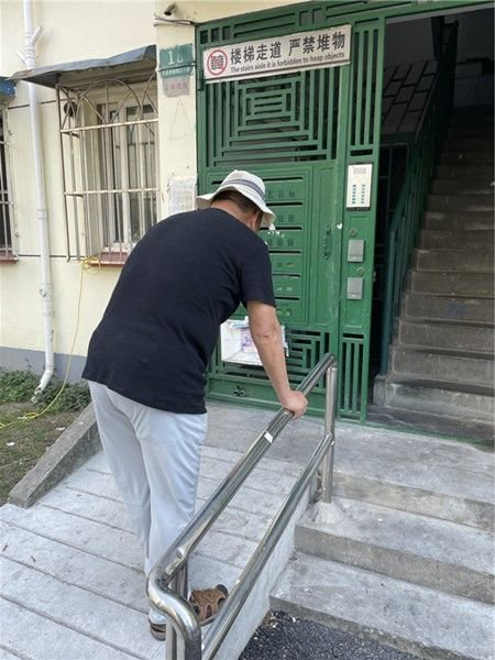扶手太矮，居民弯腰前行