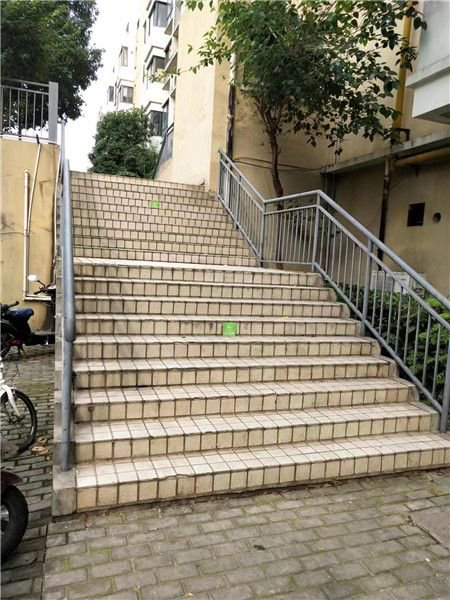 底楼是商铺，开发商交付时没有设置无障碍通道，居民上下要爬许多级台阶