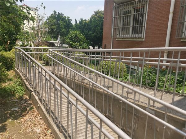 无障碍通道拐角处空间太狭窄  本文图片均为新民晚报 图