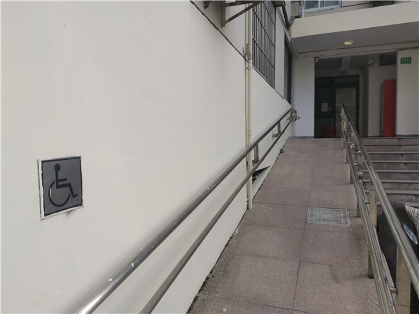 楼梯太陡，坡度近30度