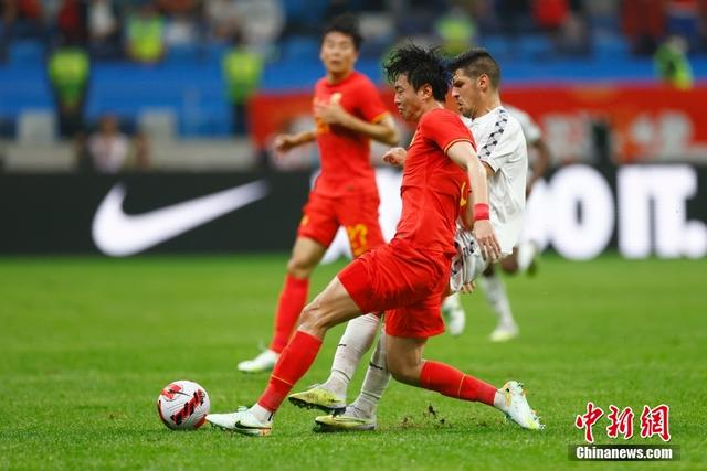图为中国队球员高准翼在比赛中拼抢。