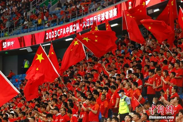 图为球迷为中国队加油助威。