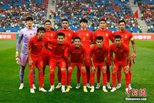图为中国队球员在赛前合影。