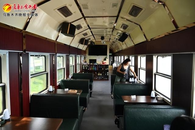 6月20日，在丑马一号文创园二期的在娜里列车嗨吧，负责人孙娜正整理桌面。记者牟敏摄