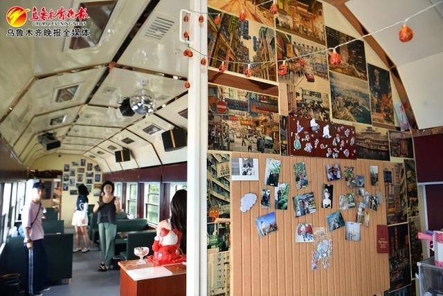 6月20日，在丑马一号文创园二期的在娜里列车嗨吧，前来就餐的市民参观车厢内部环境。记者牟敏摄
