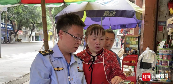 市场监管人员走访调查。图据乐山电视台《新闻天天报》