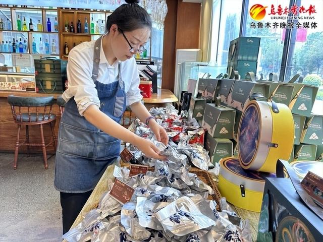 6月20日，在乔治·香颂南湖店，工作人员正在整理散装新口味粽子。记者王璇摄