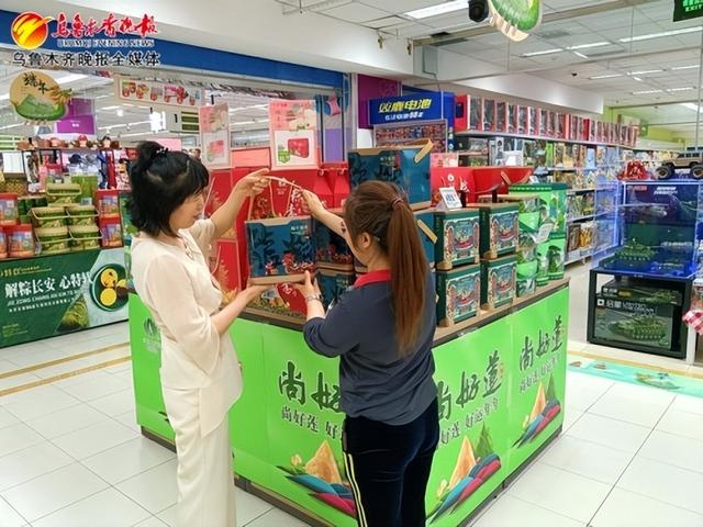 6月20日，市民在超市选购粽子。记者王璇摄