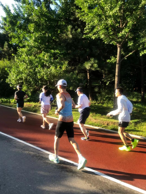 夏季公园的跑步者