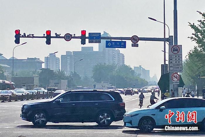 在北京复兴路的十字路口，“自行车除外”的禁行标识清晰可见。 中新财经记者 葛成 摄