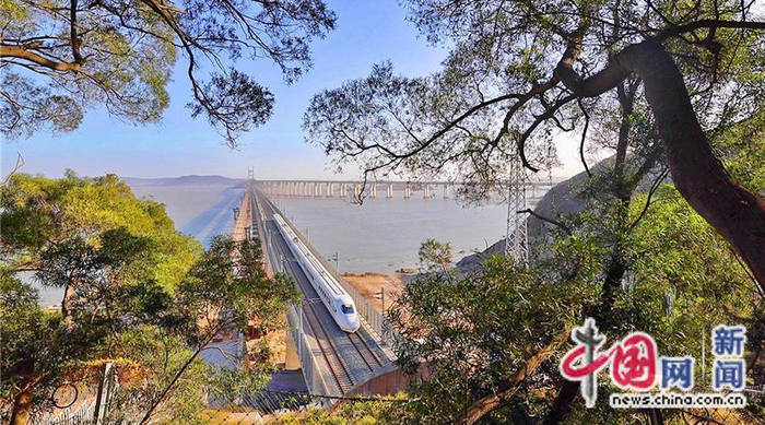 动车组列车通过福平铁路平潭海峡公铁大桥。 丁波 摄