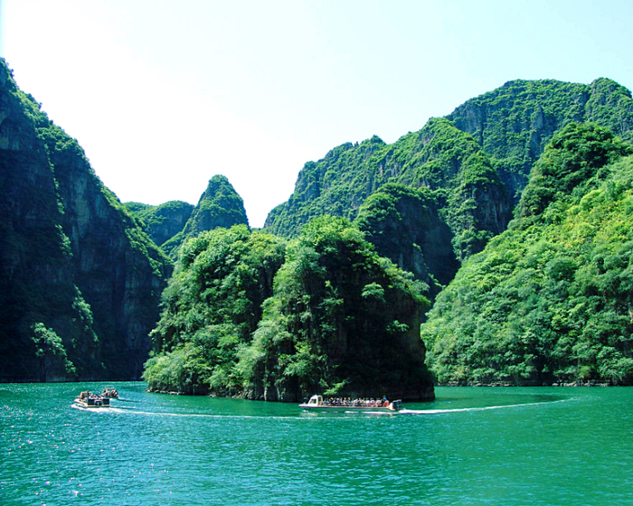 素有京郊"小漓江"之称的龙庆峡风景区,眼下正是游船赏景的好时节