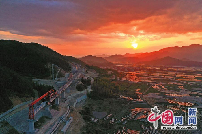 建设中的衢宁铁路，筑路工人正在操纵架梁机，进行桥梁铺架作业。（资料图）。丁波 摄