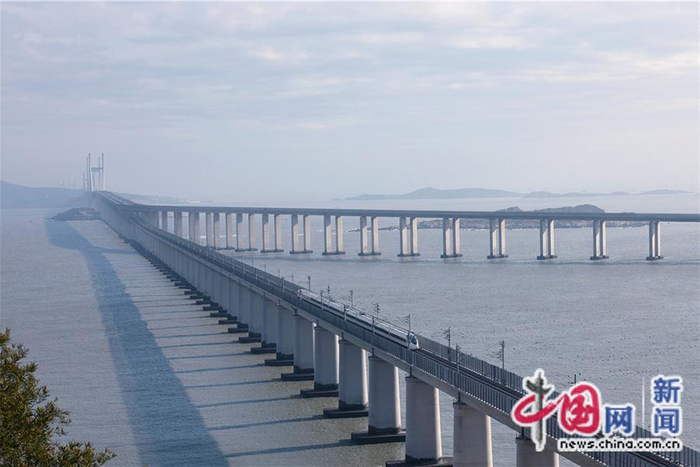 福建平潭，一辆复兴号列车经过福平铁路平潭海峡公铁大桥。胡鹏 摄 