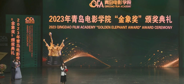 这名女子最后把奖状和奖杯放下后离开。