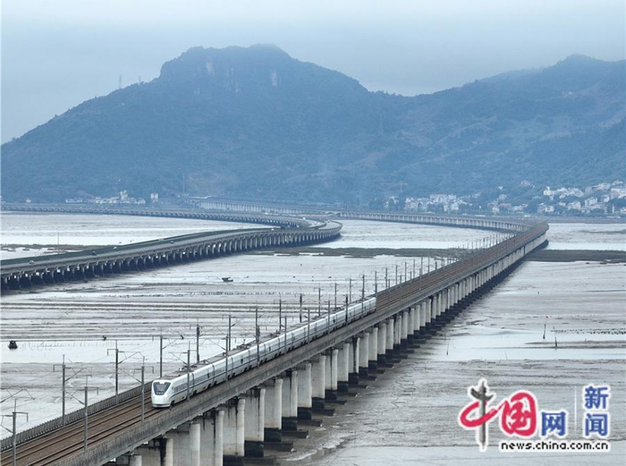 福建宁德，一辆和谐号动车组穿过温福铁路宁德跨海大桥。胡鹏 摄