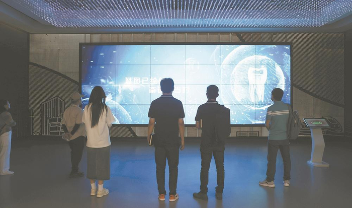     成都日报锦观新闻记者在资阳中国牙谷采访