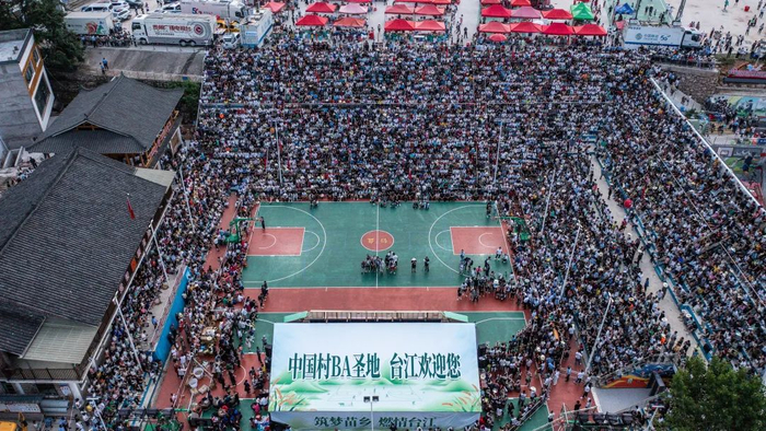 ▲全国和美乡村篮球大赛（村BA）揭幕当日，台盘村篮球场吸引了众多观众。  图/新华社