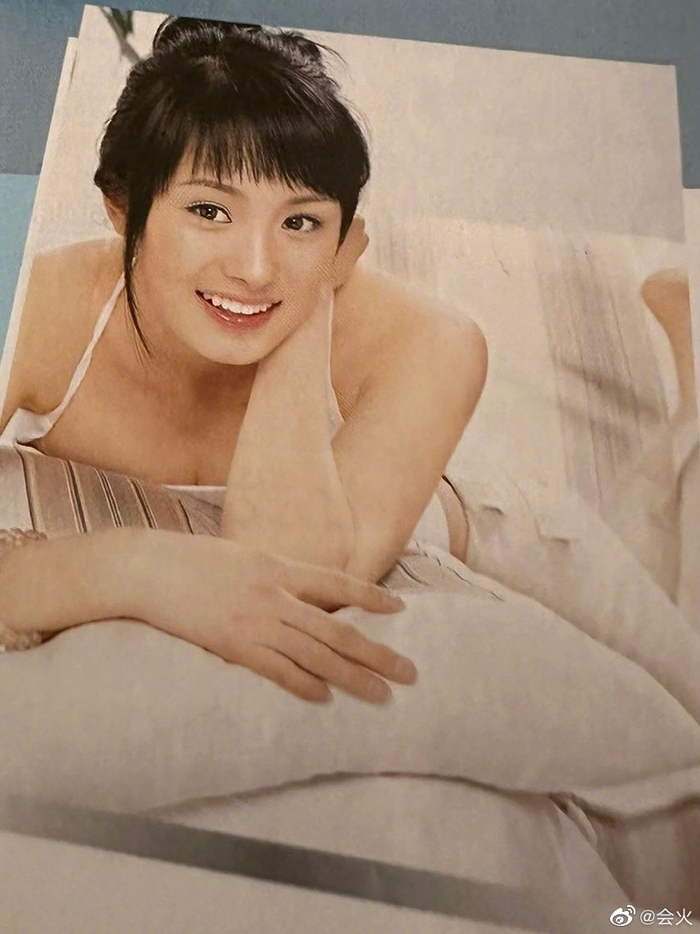 有网友晒出杨幂18岁时为瑞丽杂志拍摄的封面及内页旧照……|杨幂_新浪