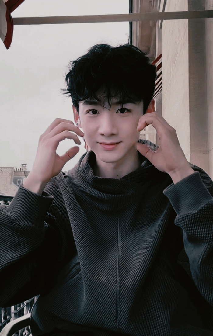 白敬亭来给大家花式比心了|白敬亭_新浪新闻