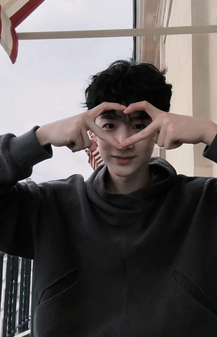 白敬亭来给大家花式比心了|白敬亭_新浪新闻