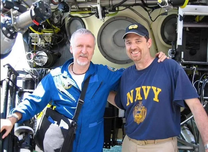 ▲卡梅隆（左）和他的深潜器。  图片来源/网络