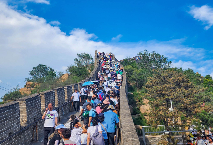 直击端午假期第一天游客不畏高温酷暑游览八达岭长城