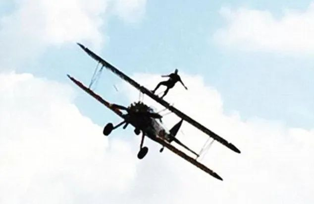 ▲马斯克曾经体验机翼行走。  图片来源/网络