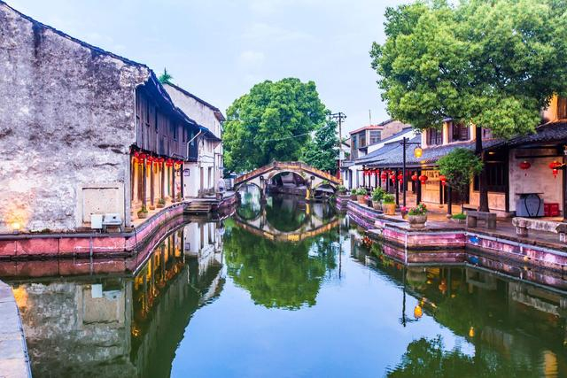 浙江绍兴有一座黄酒小镇小桥流水黛瓦人家充满了江南风情