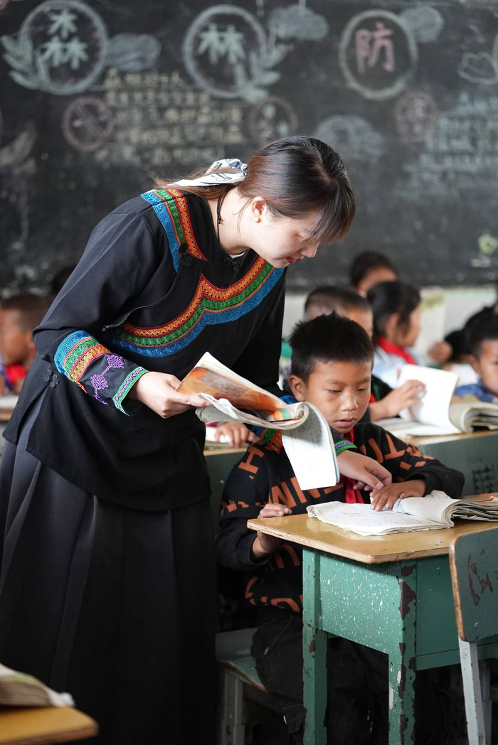 封面深镜悬崖村小学撤并一个老师的257条视频记忆