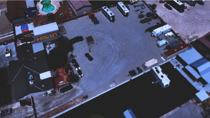 从无人机上看到报告该起事件的家庭的后院。图片来源：8 News NOW