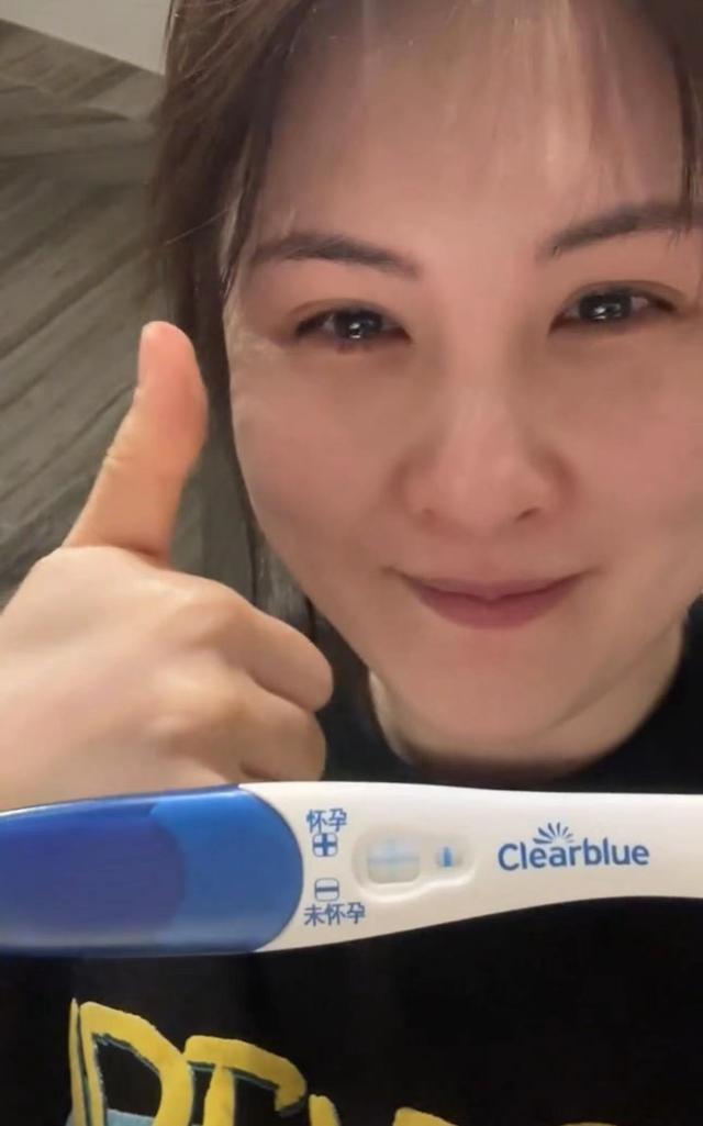 33岁女星刘南希官宣怀孕,老公激动到捂脸哭泣,结婚10年备孕艰辛|刘