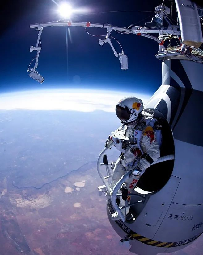 ▲尤斯塔斯准备跳下。  图片来源/网络