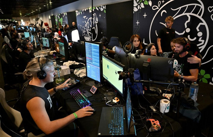 许多家长因担心未成年人沉迷游戏而极力反对电竞入奥。