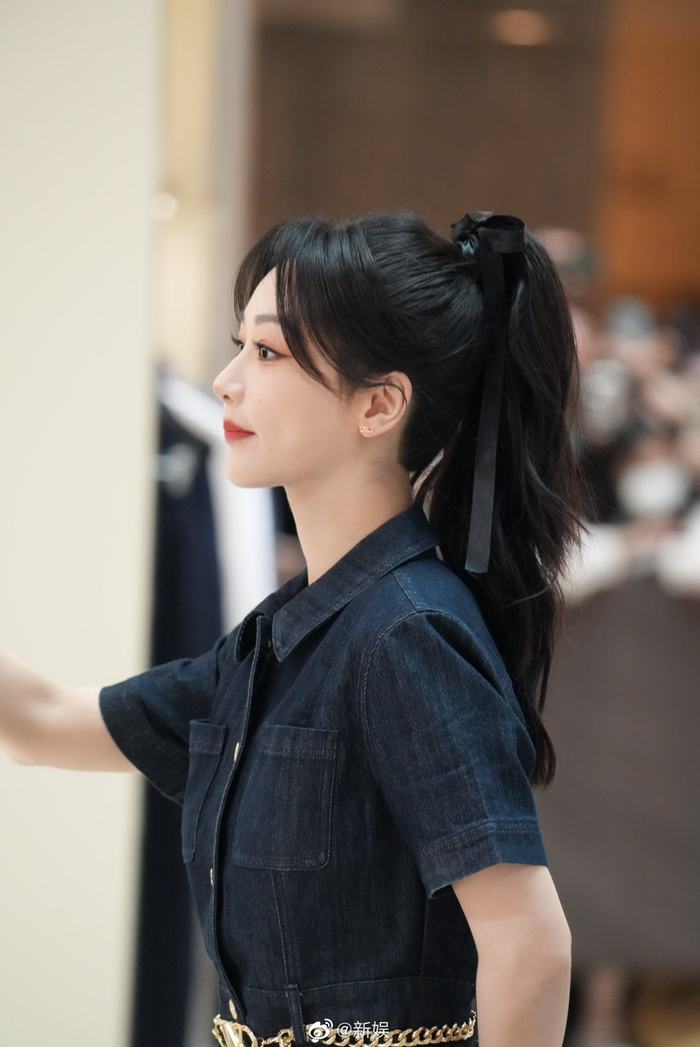 杨紫扎着黑色高马尾配上蝴蝶结真的太美了吧!