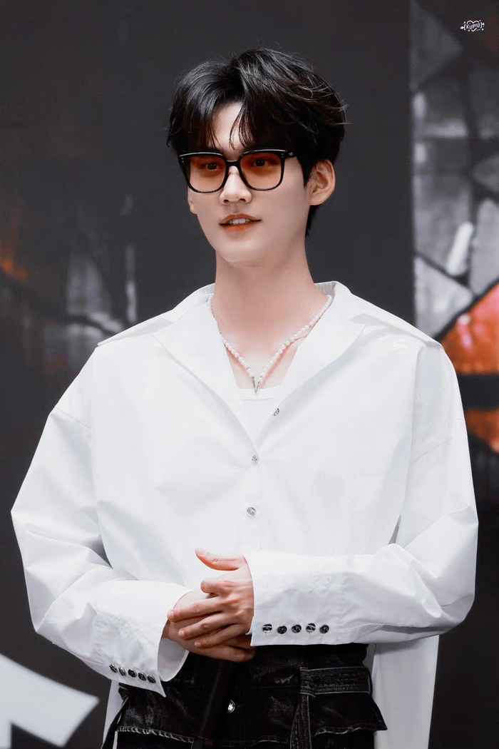 衬衫,眼镜,蓝色挑染 6993周柯宇你是懂拿捏我的|周柯宇|眼镜_新浪