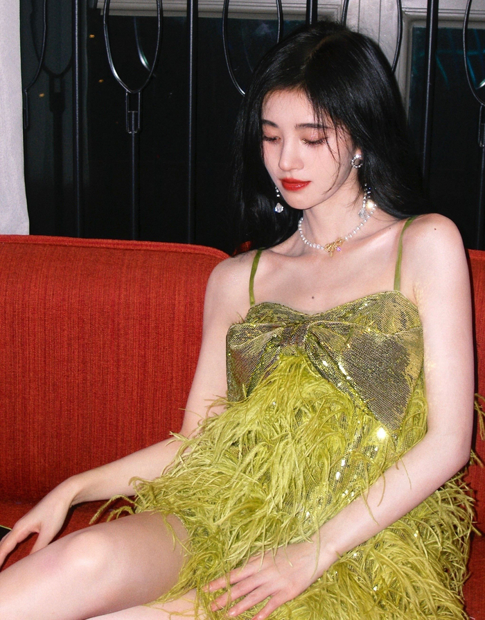 鞠婧祎沙发里的高跟美足|鞠婧祎_新浪新闻