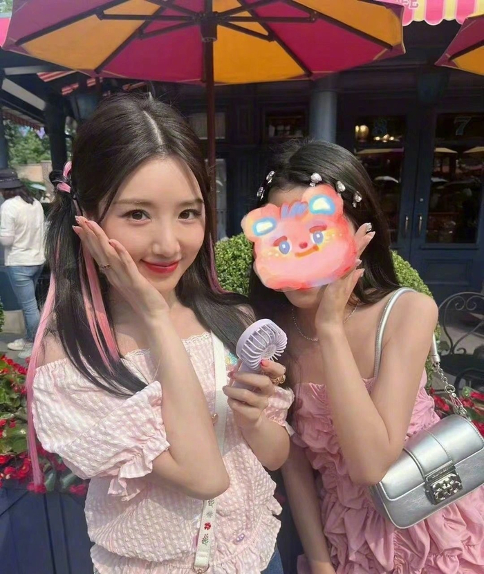 毛晓彤迪士尼和路人合影了,粉色拼接发太美啦!|毛晓彤_新浪新闻