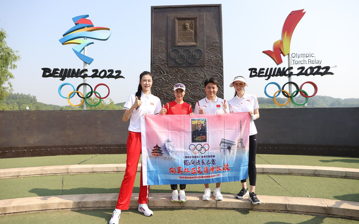 王丽萍（左二）与董栋（右二）、许诺（左一）、侴陶合影。新京报记者 王飞 摄